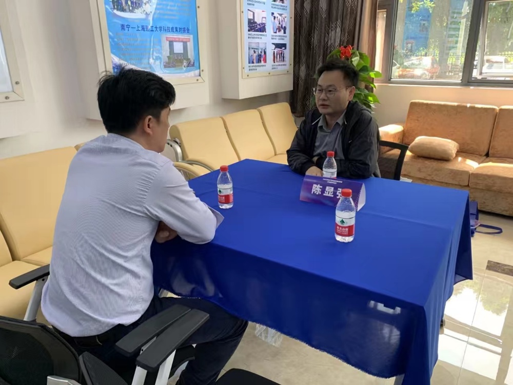 图片包含 窗户, 人, 年轻, 小孩
描述已自动生成