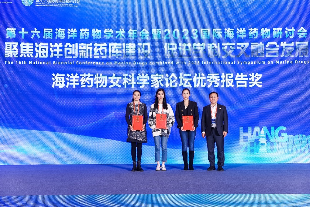 一群穿着蓝色衣服的人站在一起
中度可信度描述已自动生成