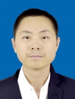 穿着西装笔挺的男子
描述已自动生成