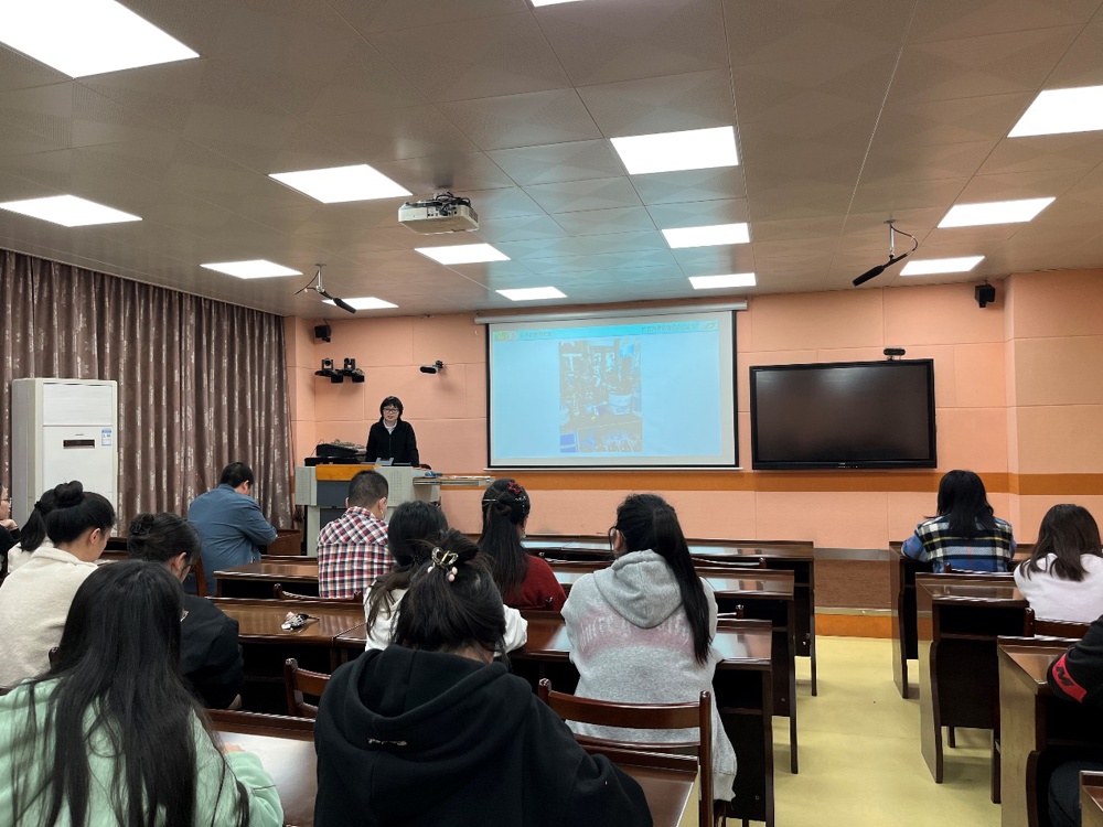 一群人在房间里的餐厅
描述已自动生成