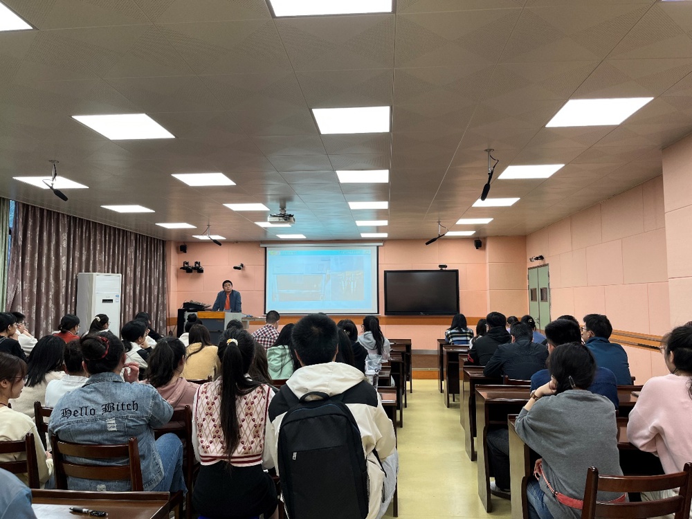 餐厅里的人们
描述已自动生成