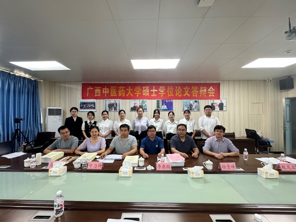 一群人在餐厅里
描述已自动生成