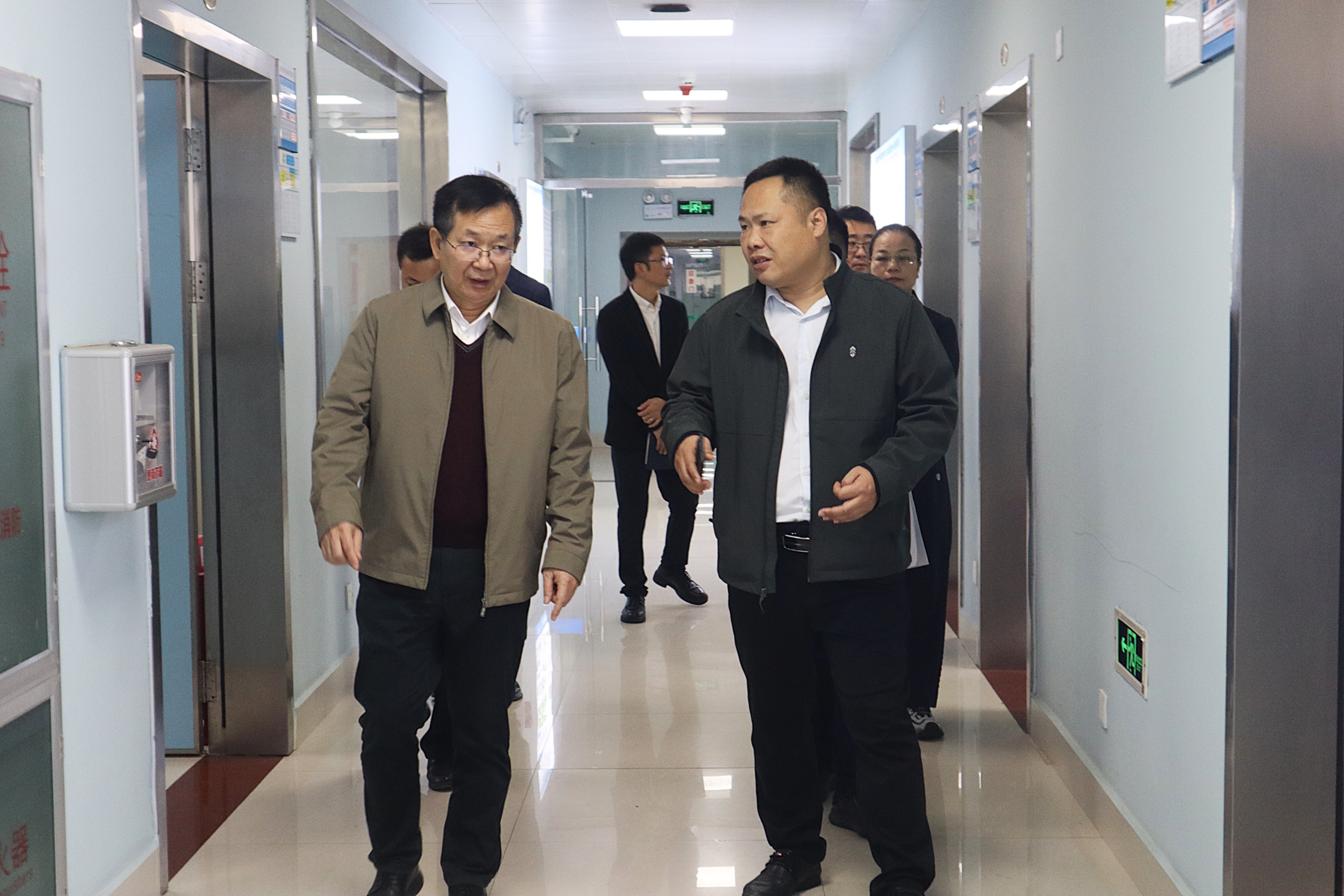 学校党委副书记、校长李雪斌带领检查组在海洋药物研究院实验室检查现场（一）