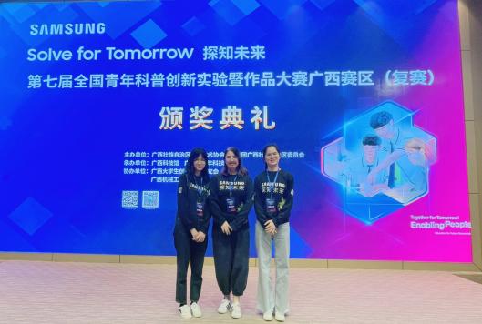 梁亮老师与学生合影