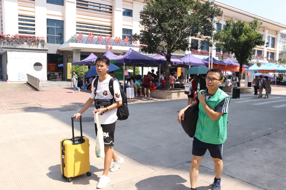 志愿者们热情服务