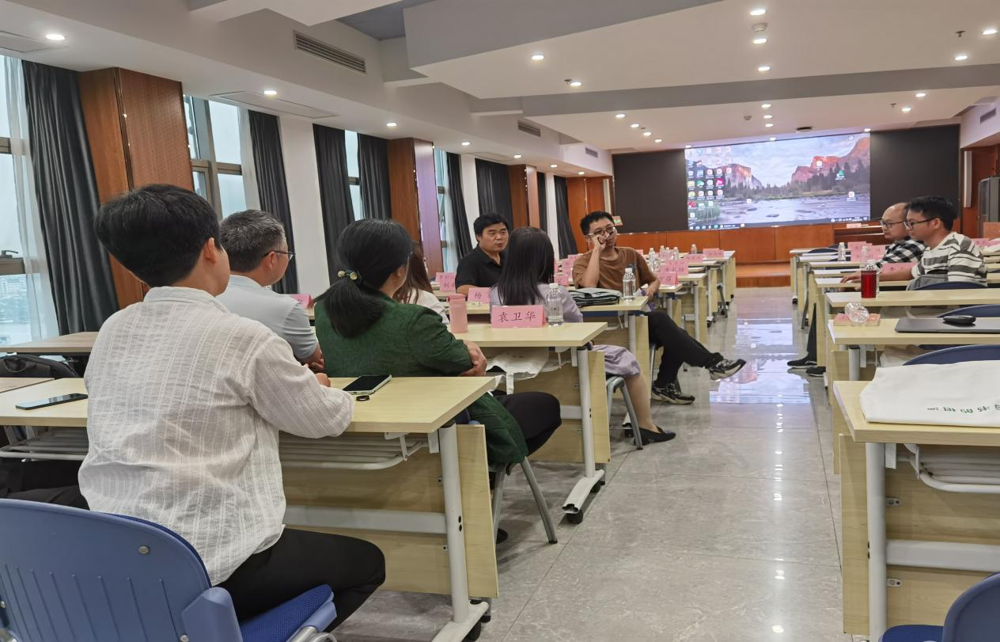 杨扬老师所在的第五学习小组进行分组研讨活动