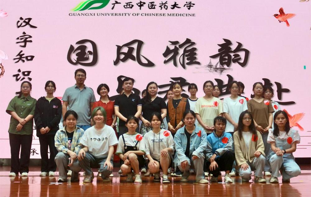 陈晓林老师（后排左四）与评委、选手合影