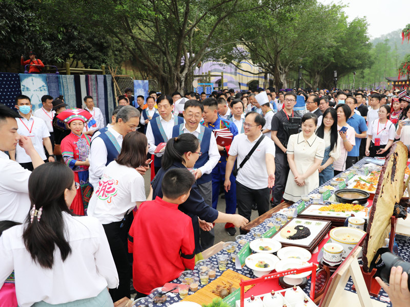 自治区党委书记、自治区人大常委会主任刘宁等领导参观附属瑞康医院展区