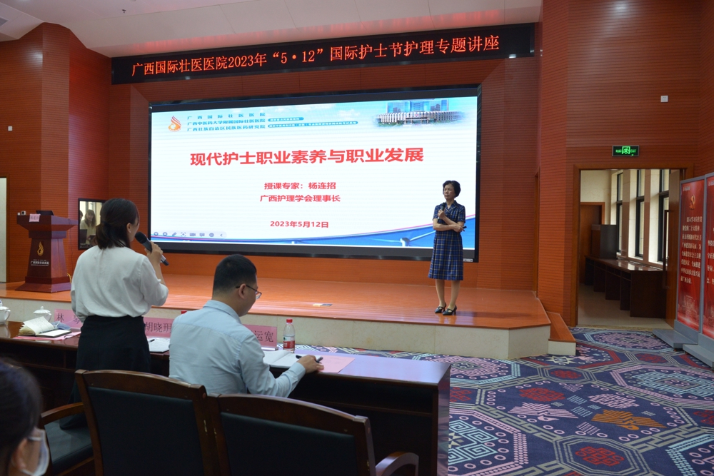 杨连招与医务人员交流