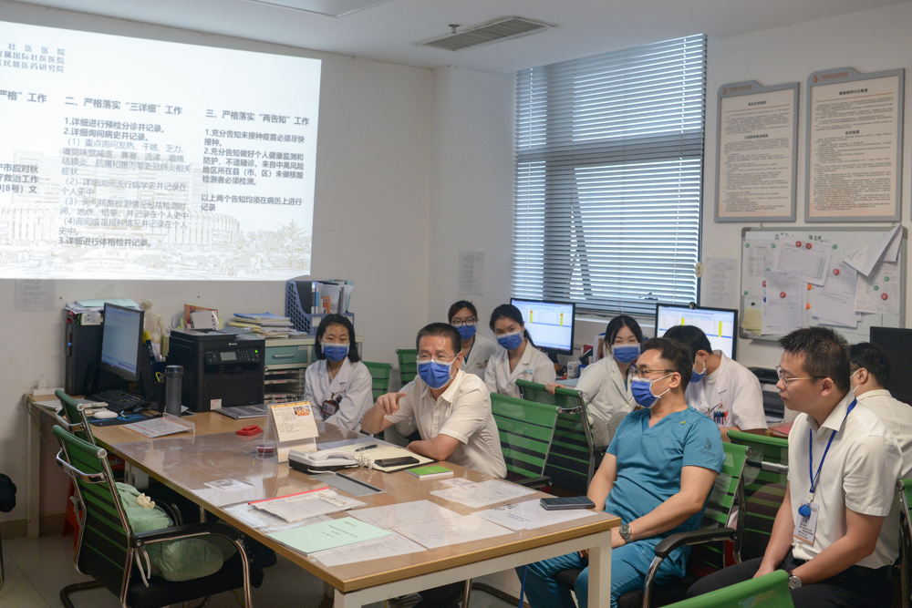 在壮医针灸科，岳桂华听取迎评工作进度汇报