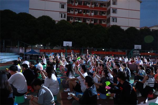 现场观众踊跃答题