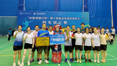 鸭脖参加全区高校教职工羽毛球比赛勇夺佳绩