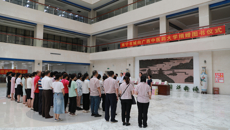 共沐书香 浸润心灵 南宁书城赠送鸭脖《习近平谈治国理政》英文版800册