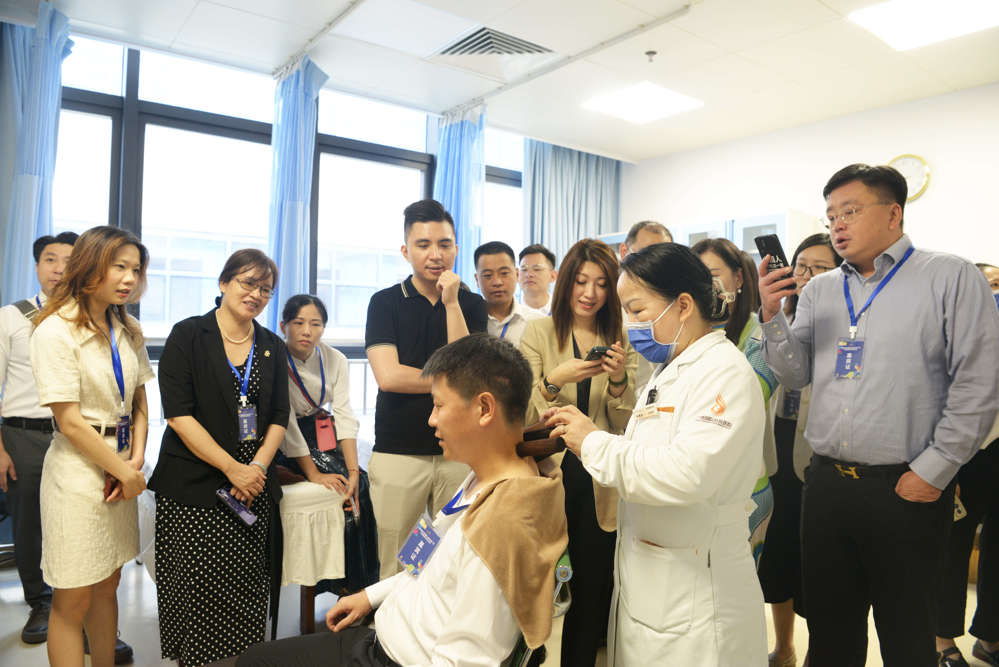 体验壮医药物竹罐疗法