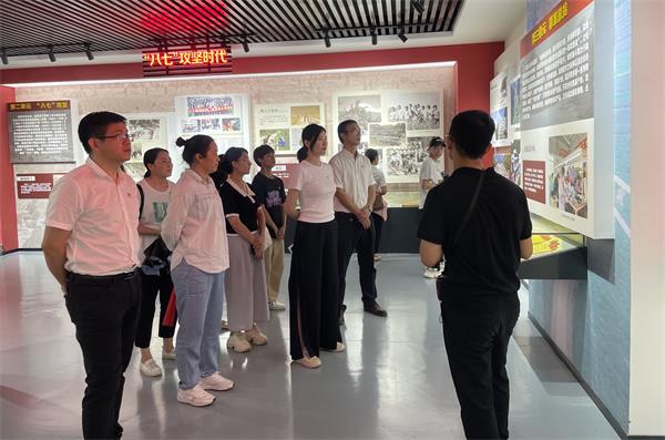 参观立屯事迹纪念馆