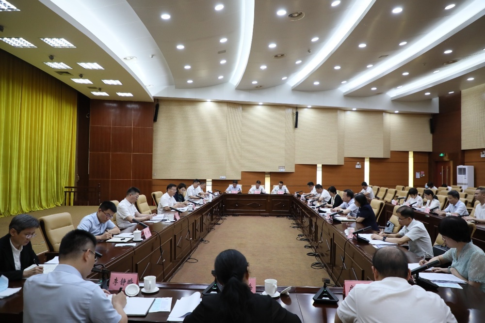 会议室里的人们

描述已自动生成