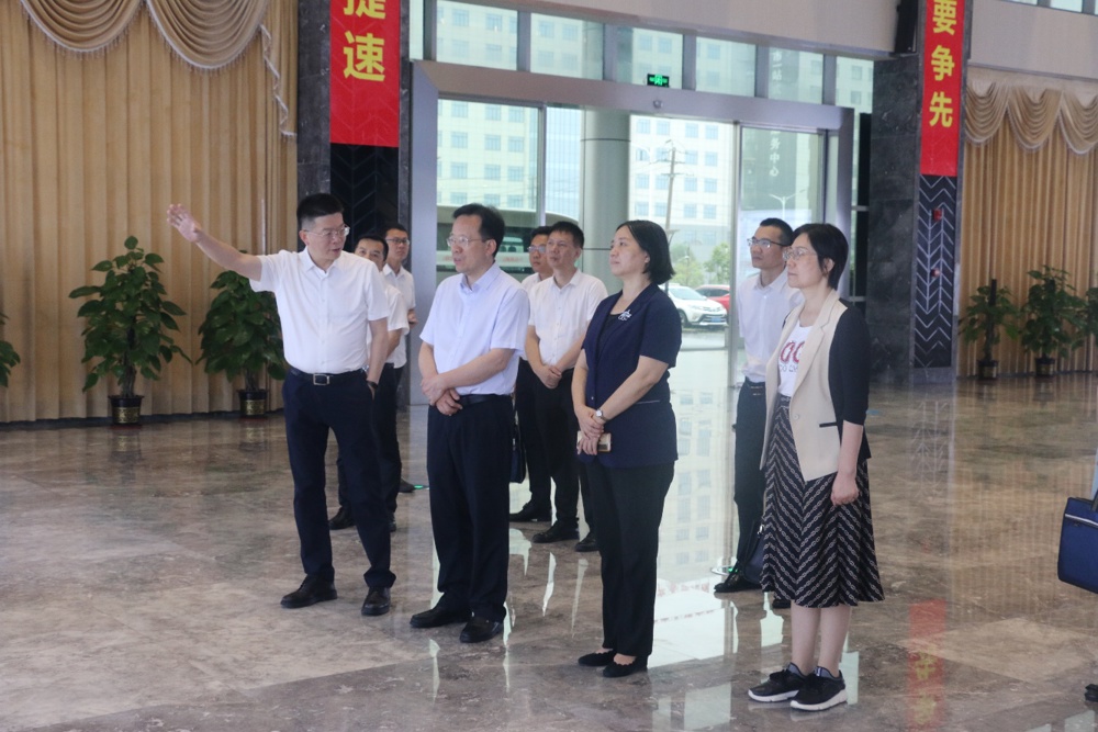 一群人站在墙边

描述已自动生成