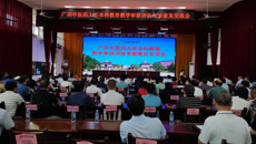 鸭脖举行本科教育教学审核评估专家意见交流会