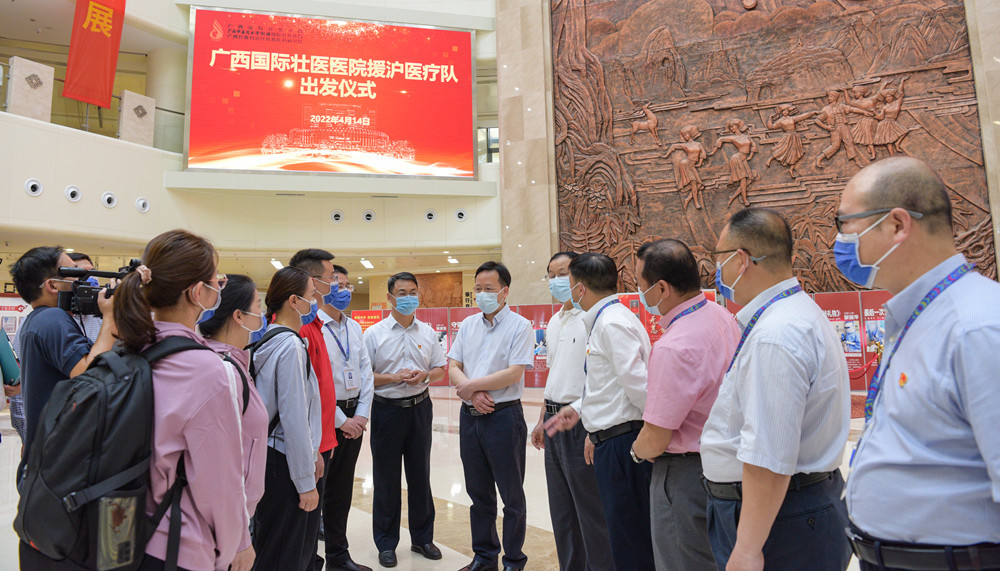 2022年4月14日，医院举行援沪医疗队出发仪式，YABO鸭脖党委书记莫锦荣到场，为62名国壮援沪医疗队员加油鼓劲