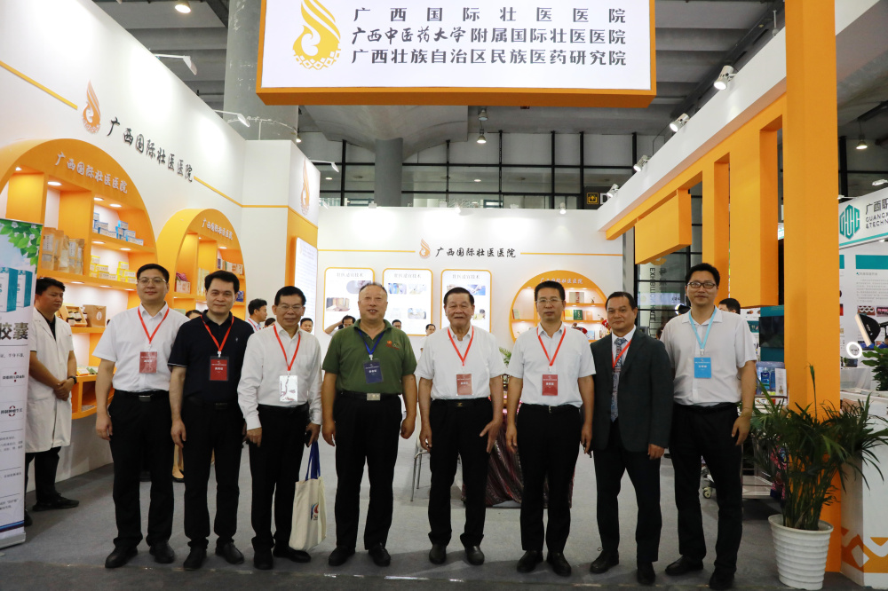 国医大师黄瑾明教授参观国壮展厅