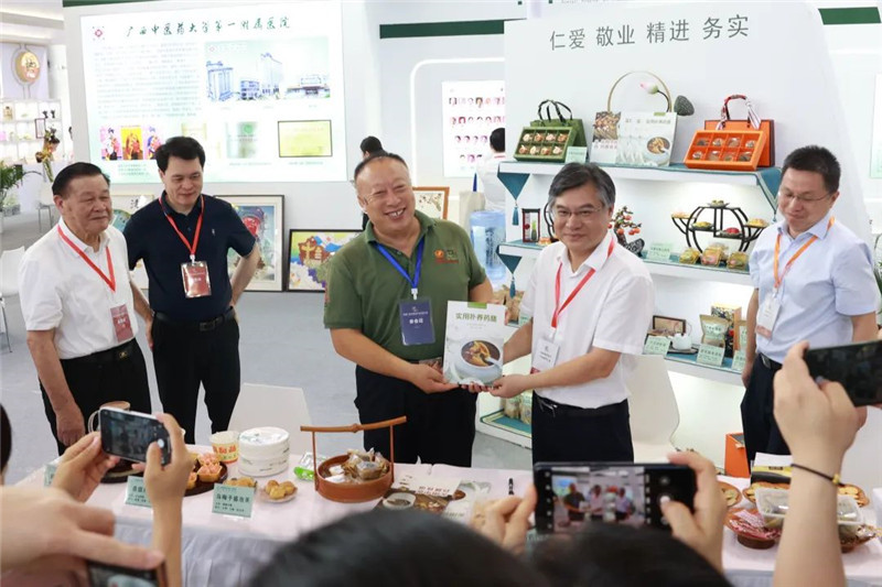 YABO鸭脖第一附属医院院长谢胜给部分嘉宾赠书