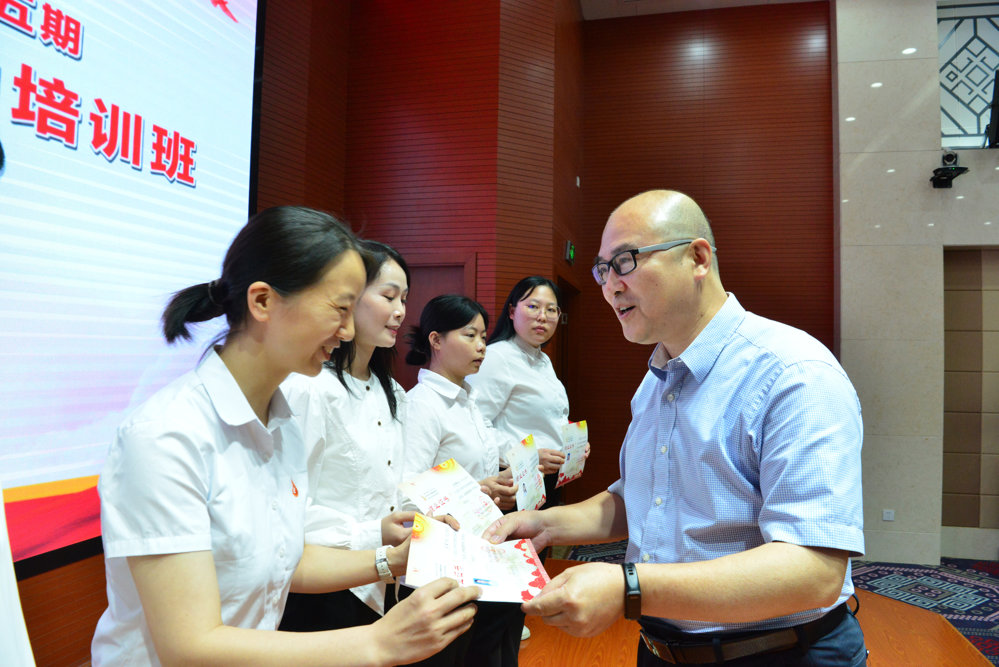 ▲吴光为学员代表颁发结业证书