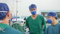 【中新网】广西骨科运动医学专家创新技术 “精雕细琢”解除患者疼痛