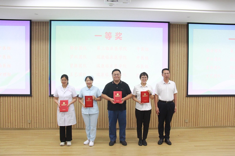 获得一等奖的教师上台领奖