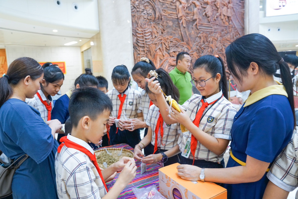 小学生们现场体验制作香囊
