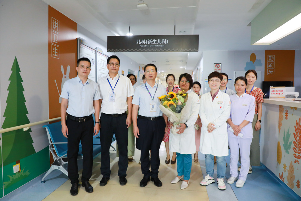 岳桂华（左三）慰问儿科教研室教师代表凌纯（左四）