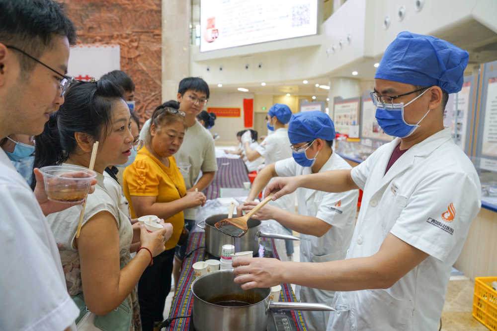 市民朋友品尝国壮膏方