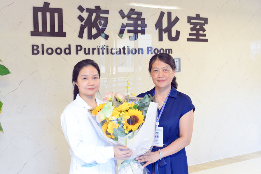 纪委书记罗艺徽（右一）慰问内科学教研室教师代表曾海飞（左一）