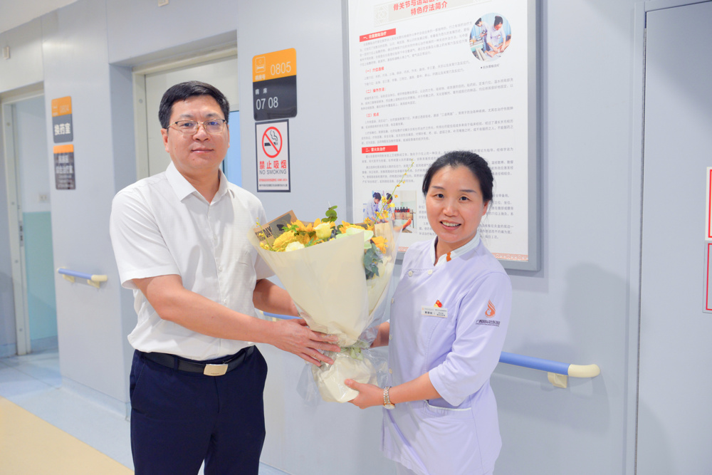 副院长、总会计师唐盛军（左一）慰问护理学教研室教师代表黄碧秋（右一）