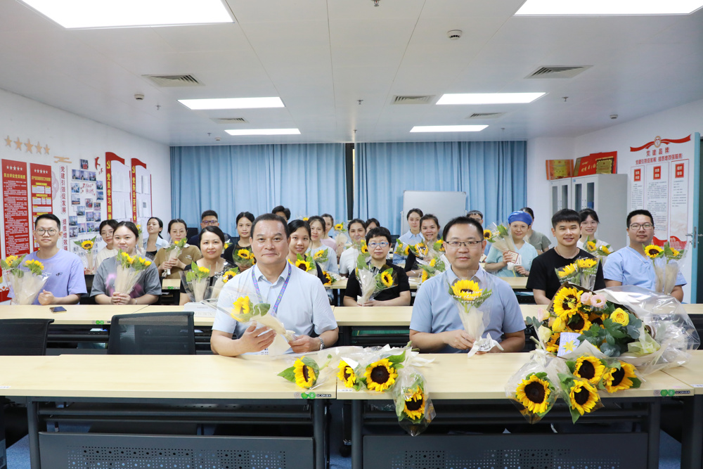 副院长黄国东（一排左一）慰问医学检验学教研室教师