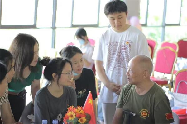 陈焕新爷爷讲述红色故事