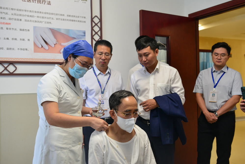 胡春能体验壮医药线点灸疗法