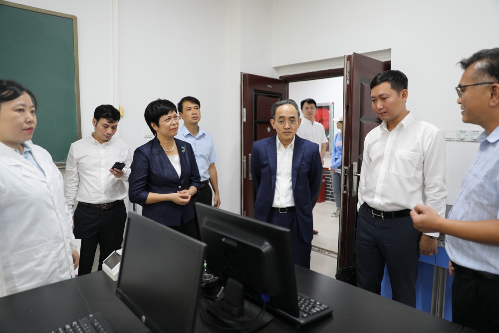 外宾参观鸭脖教学实验中心