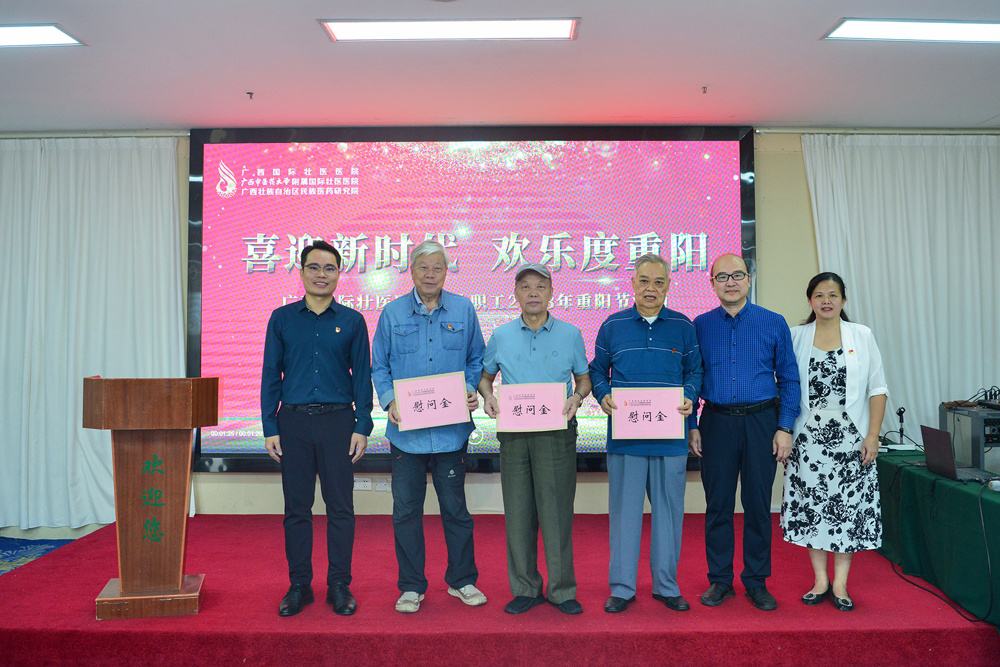 吴光（右二）向退休同志代表发放慰问金