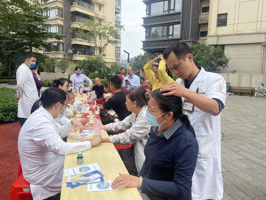 活动现场，中壮医特色技法受青睐