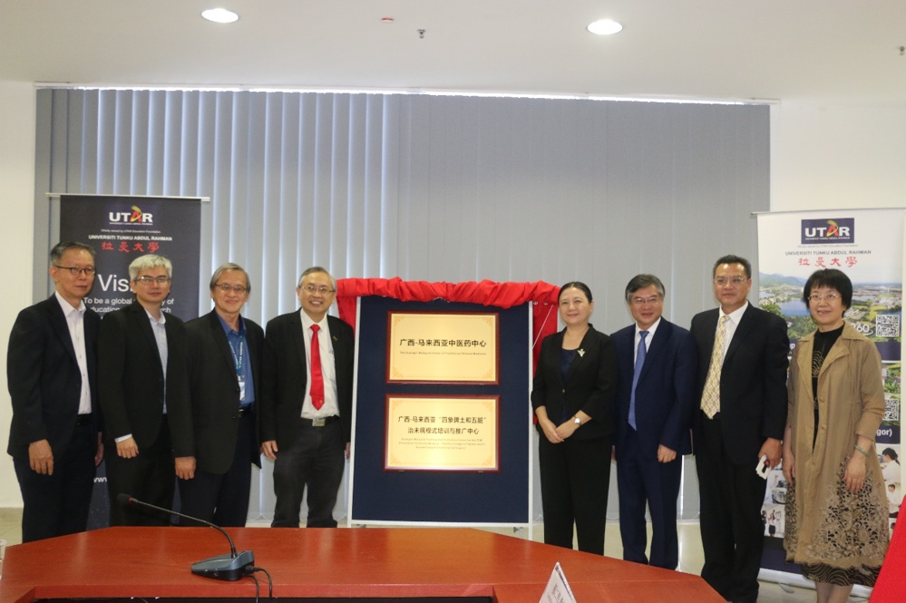 一群男人和女人站在桌子上

描述已自动生成