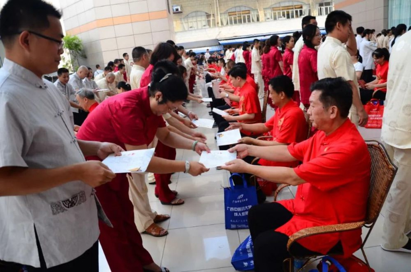 师承班拜师仪式。YABO鸭脖供图