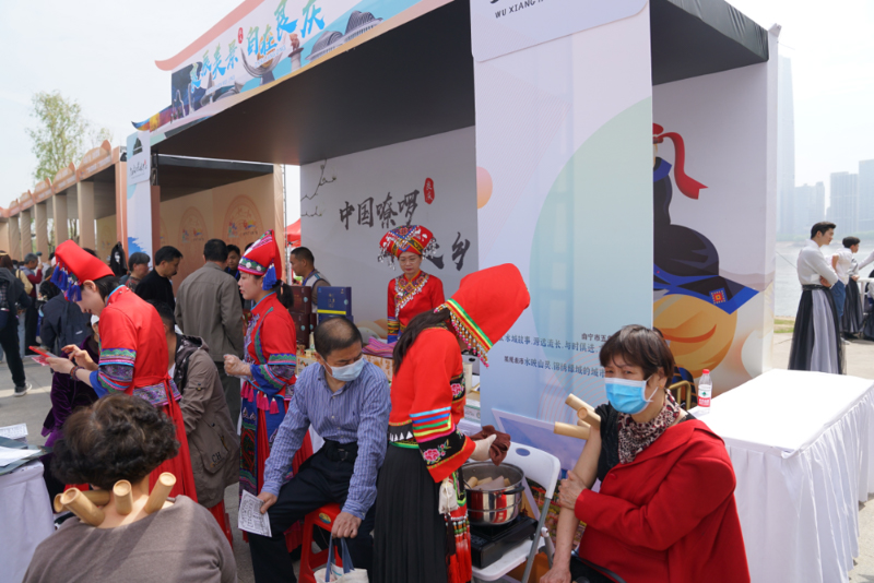 桂鄂文化旅游联合推广会、桂鄂非遗精品艺术展演活动上武汉市民零距离感受壮医竹罐疗法。YABO鸭脖供图