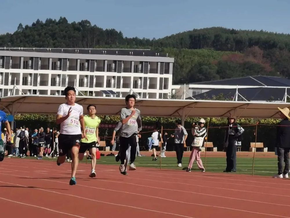 李上春获得男子长跑1500米青年组第七名，获得男子短跑100米青年组第八名