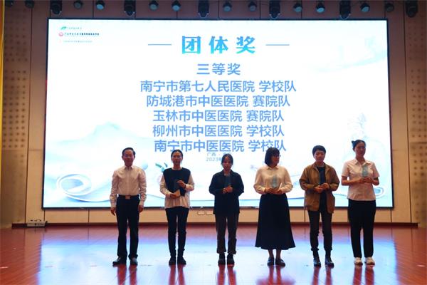 李成林书记为获奖队伍颁奖（左一）