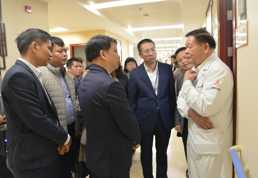 与黄瑾明亲切交流