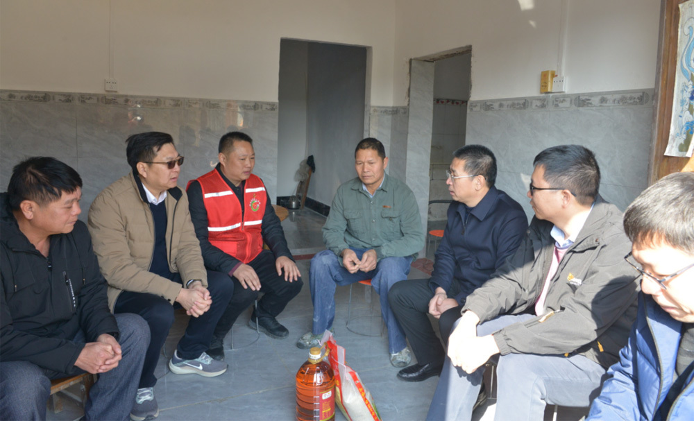 岳桂华带队深入定点帮扶村开展乡村振兴工作调研和“巡回医疗”活动550