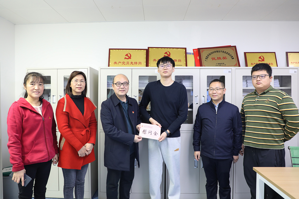 吴光慰问困难职工代表