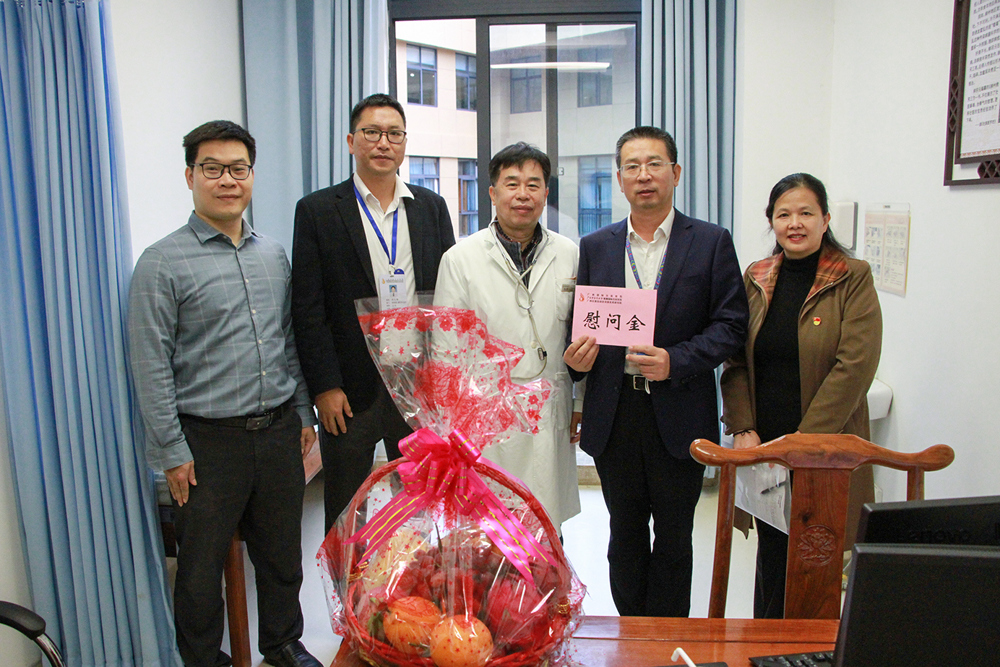 岳桂华慰问医院老干部王小平