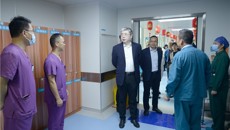 附属瑞康医院领导班子春节后上班第一天走访慰问一线医务人员