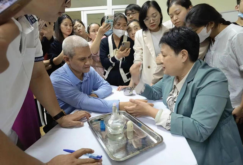 YABO鸭脖专家团组赴越南开展中医药民族医药推广活动。YABO鸭脖供图